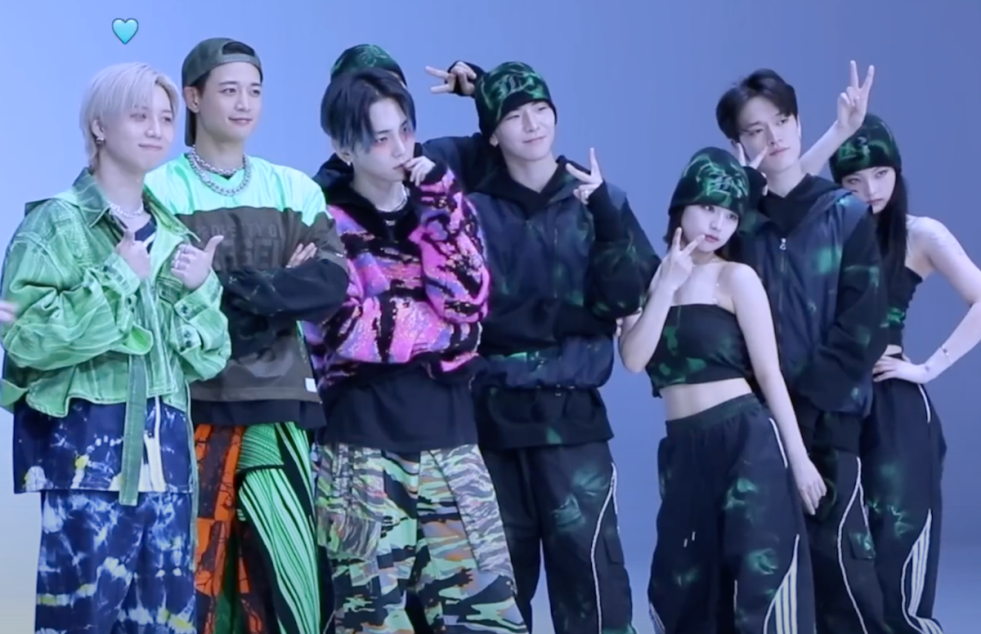 Entre as apresentações do SHINee, HARD para o canal Studio CHOOM