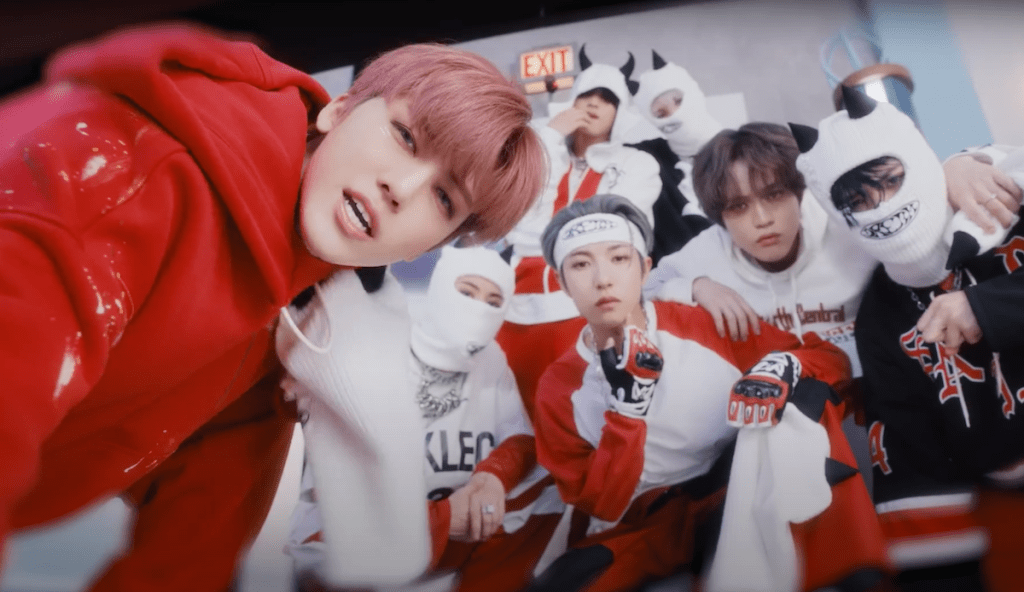 Chenle, Haechan, Jaemin, Jeno, Jisung, Mark e Renjun do NCT Dream encaram a câmera em uma das cenas de ISTJ do álbum ISTJ