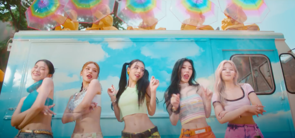 Itzy dançando em cena do MV de Cake para o álbum Kill My Doubt
