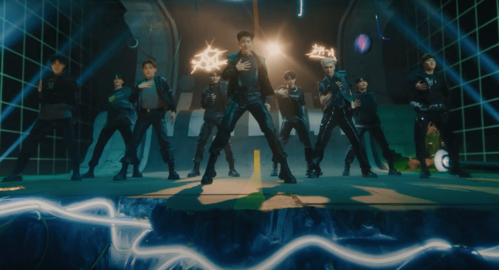 ZEROBASEONE, um dos grupos de K-Pop temporários, em seu MV de debut com o álbum YOUTH IN THE SHADE