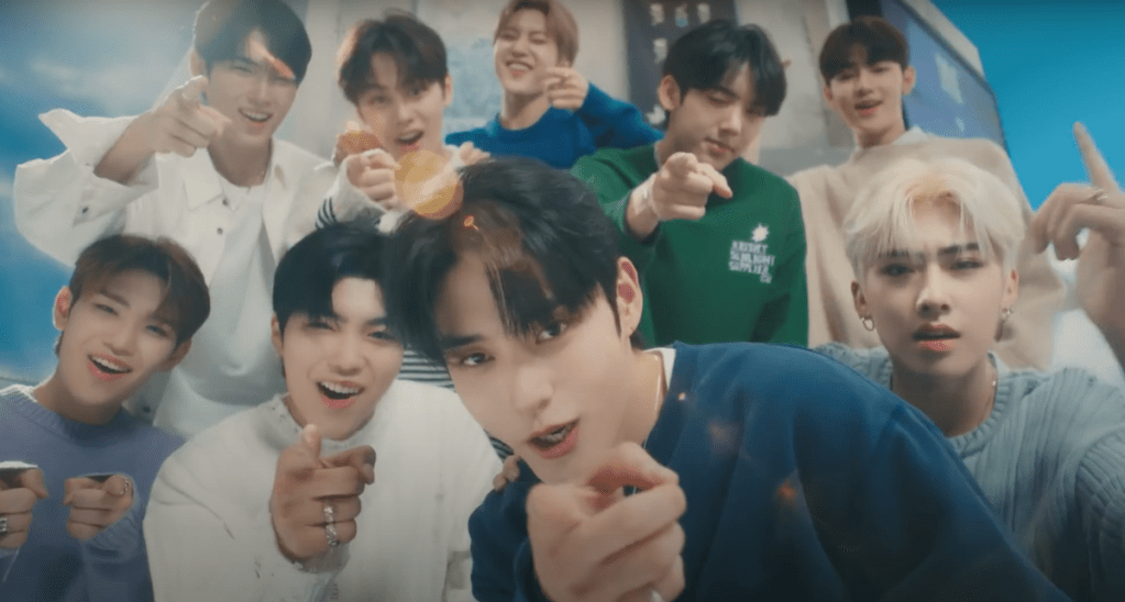 ZEROBASEONE, um dos grupos de K-Pop temporários, em seu MV de debut com o álbum YOUTH IN THE SHADE