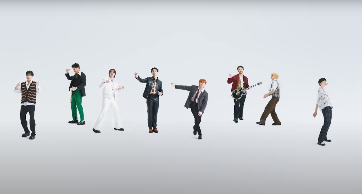 TXT e Jonas Brothers dançando em cena do MV da música Do It Like That