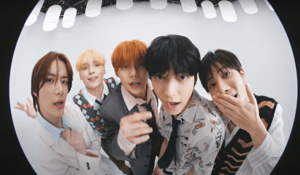 TXT em cena do MV da música Do It Like That com Jonas Brothers