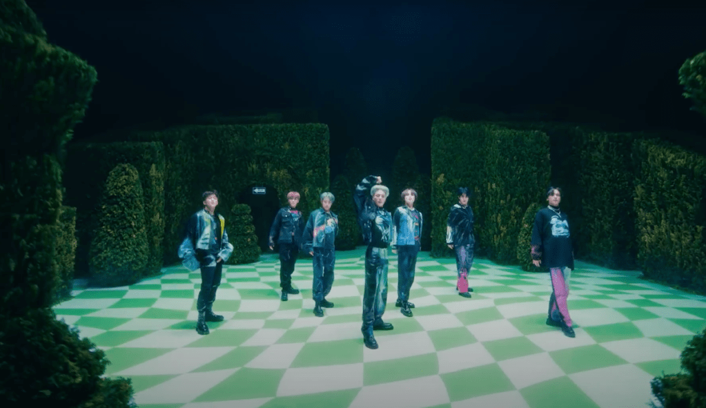 Chenle, Haechan, Jaemin, Jeno, Jisung, Mark e Renjun do NCT Dream dentro de labirinto em uma das cenas de ISTJ do álbum ISTJ