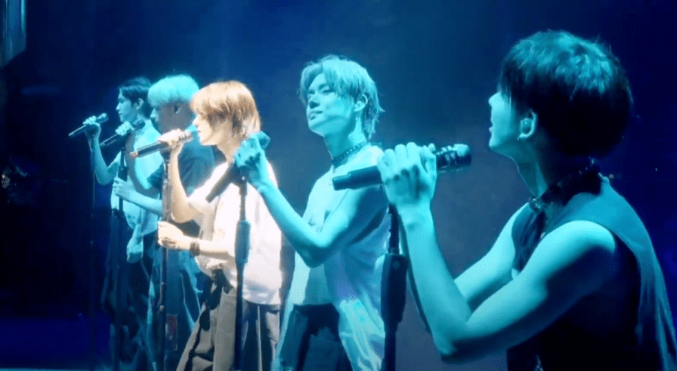 TXT no Lollapalooza 2023 em Chicago, membros cantando lado a lado