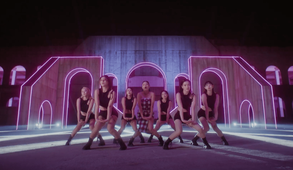 Jihyo dançando em cena do MV de Killin' Me Good do álbum ZONE