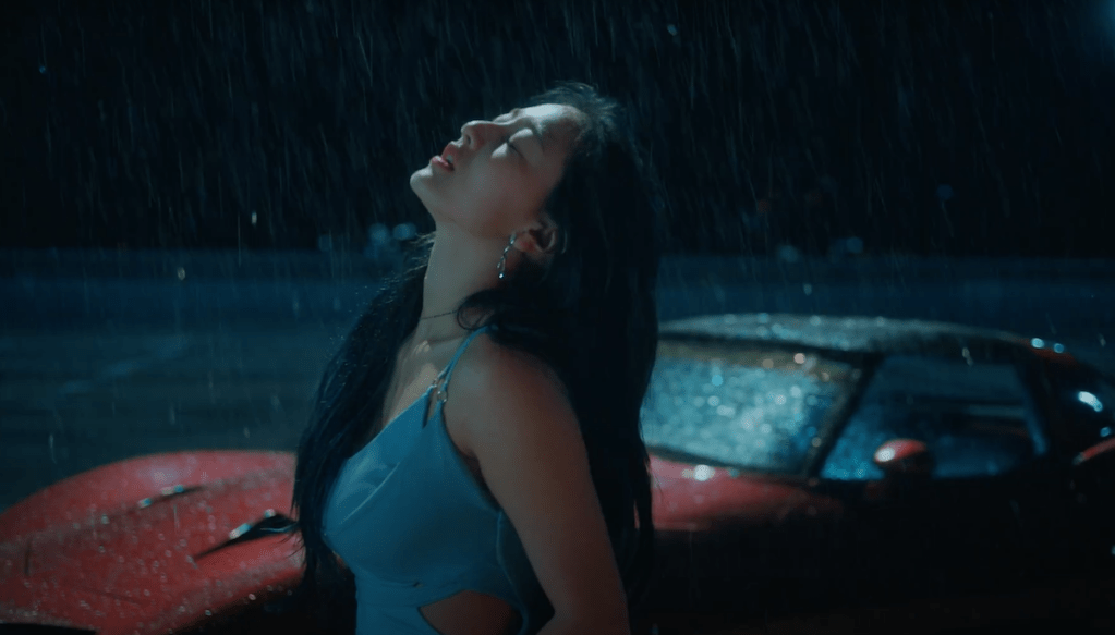 Jihyo na chuva em cena do MV de Killin' Me Good do álbum ZONE