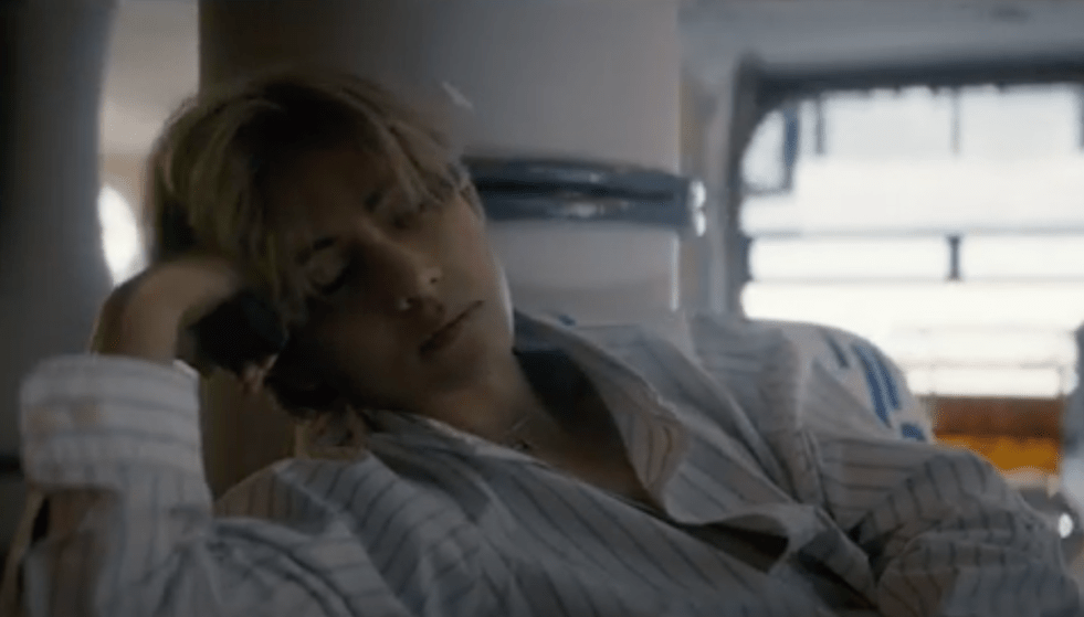 Cena do Kim Taehyung (V do BTS) dormindo no sofá no MV de "Rainy Days"