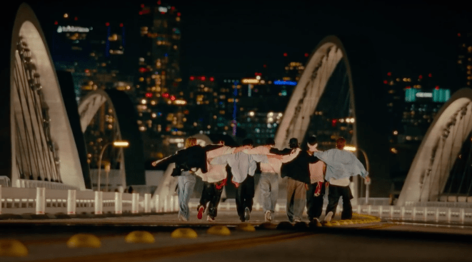 Cena final do MV de "Get a Guitar" para o debut do boy group RIIZE com os membros abraçados