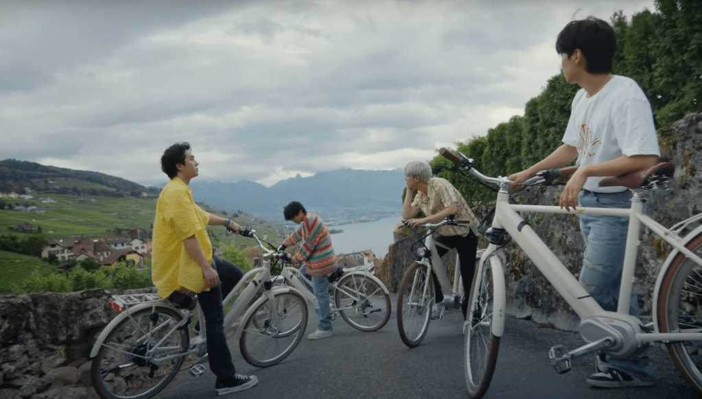 Dojoon, Hajoon, Jaehyung e Woosung do The Rose em cena do MV "You're Beautiful" do álbum Dual. Os membros estão em bicicletas enquanto observam a paisagem que os cerca