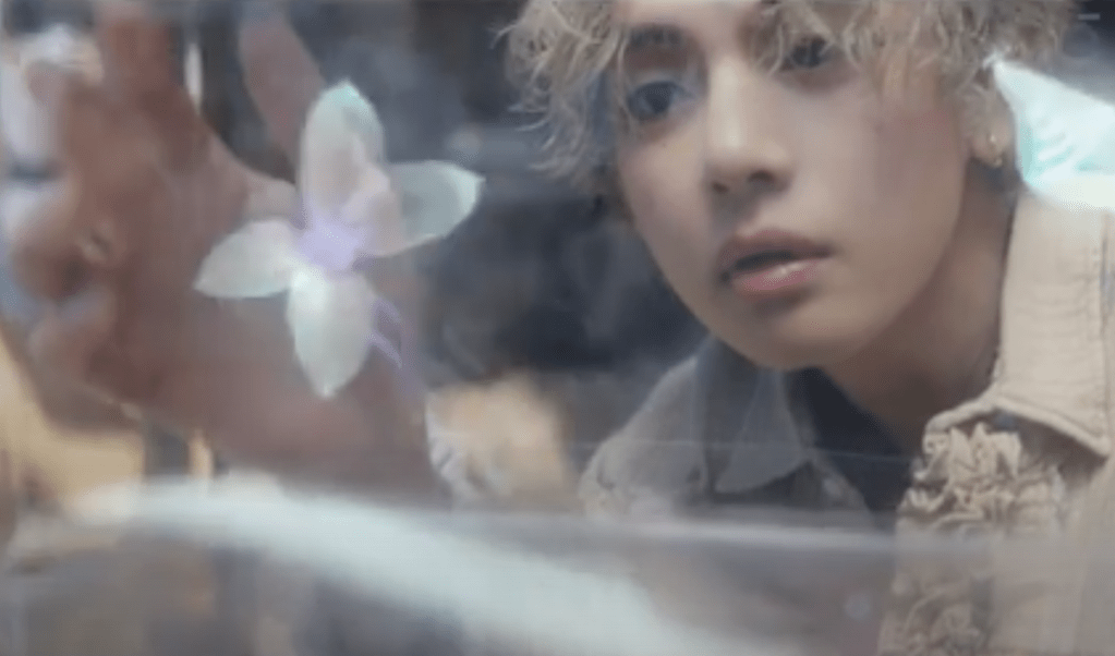 Cena do MV de "Slow Dancing" do álbum Layover do V, close em seu rosto