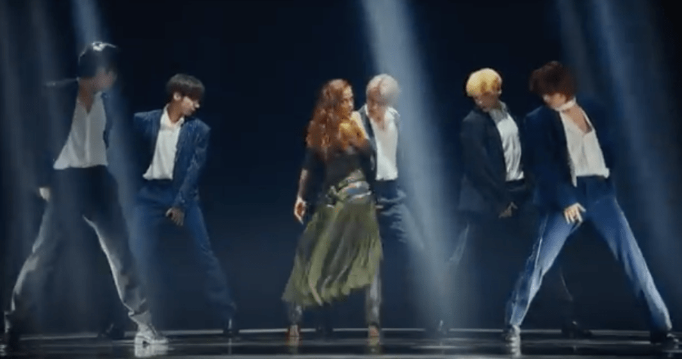 Cena do MV de "Back For More" quando TXT encontra Anitta