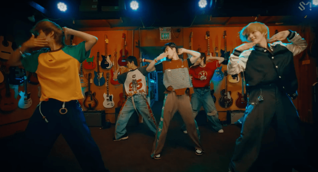 Cena da coreografia do MV de "Get a Guitar" para o debut do boy group RIIZE