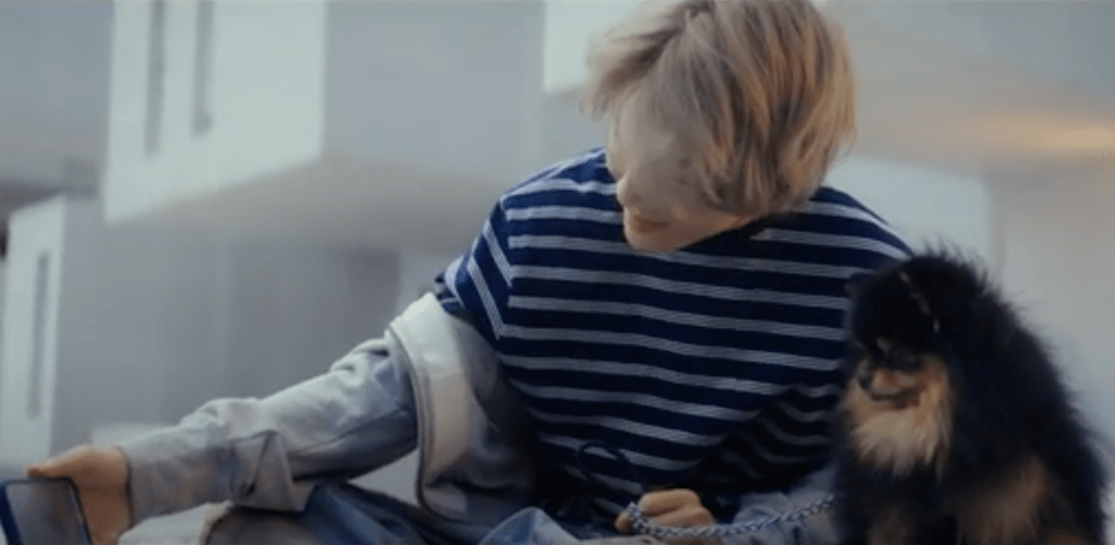 Cena do MV de "Slow Dancing" do álbum Layover do V, momento selfie entre Kim Taehyung e 연탄