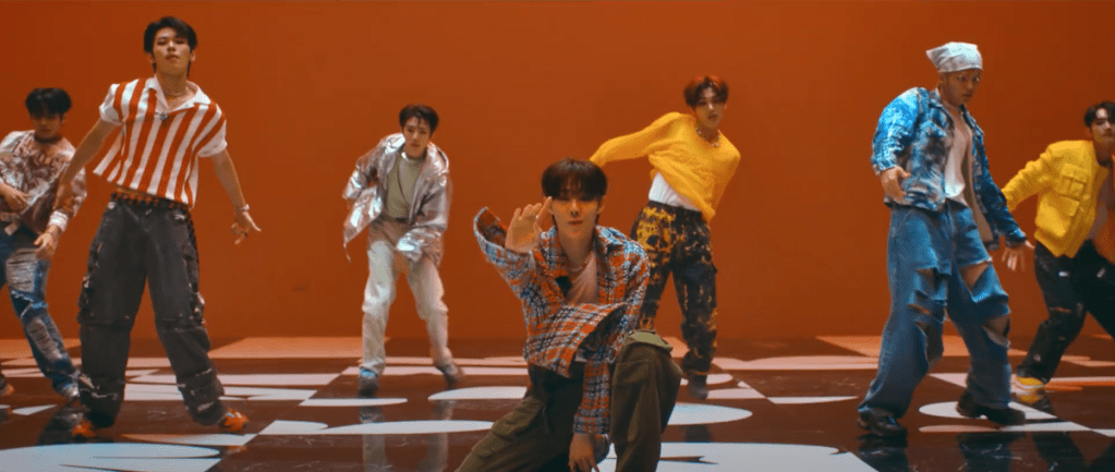 Cena do MV de "TROUBLE", titletrack do álbum Target: ME, que marca o debut do grupo EVNNE com os meninos dançando
