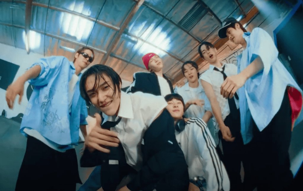 Cena do MV de "Get a Guitar" para o debut do boy group RIIZE