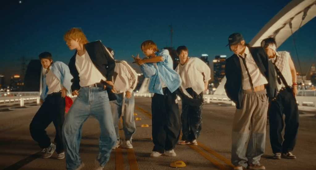 Cena da coreografia do MV de "Get a Guitar" para o debut do boy group RIIZE