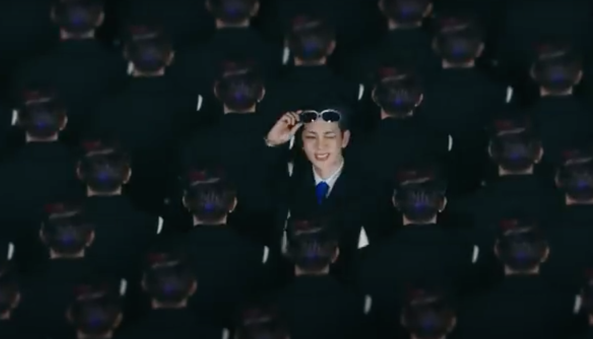 Key SHINee em cena do MV de "Good & Great" do álbum Good & Great