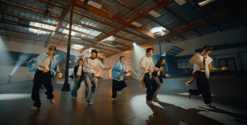 Cena da coreografia do MV de "Get a Guitar" para o debut do boy group RIIZE