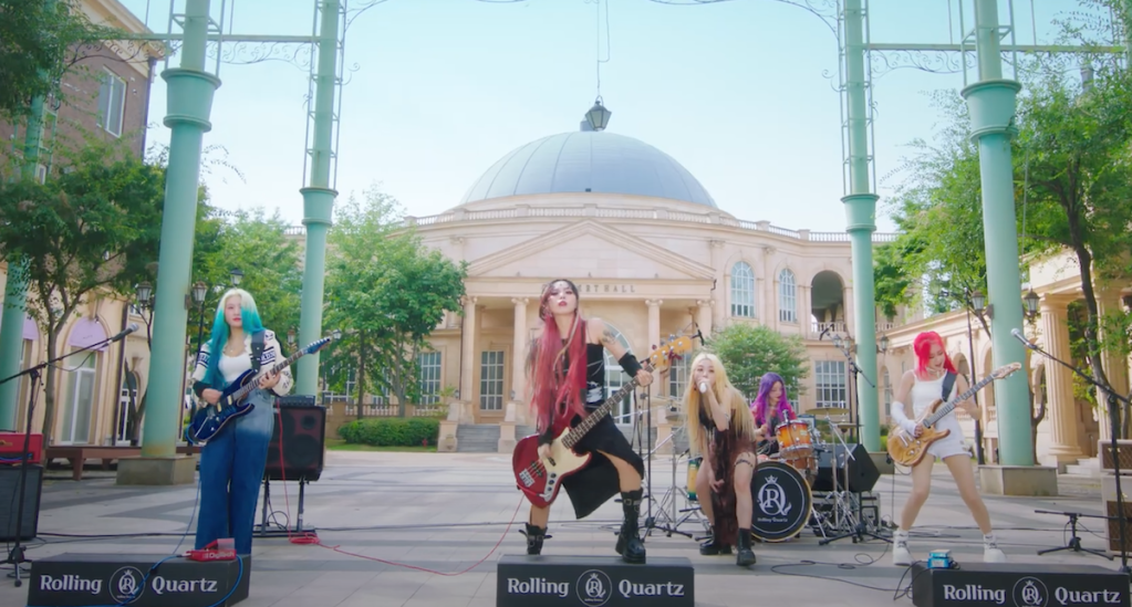 Rolling Quartz se apresenta em MV com o single "Fearless"