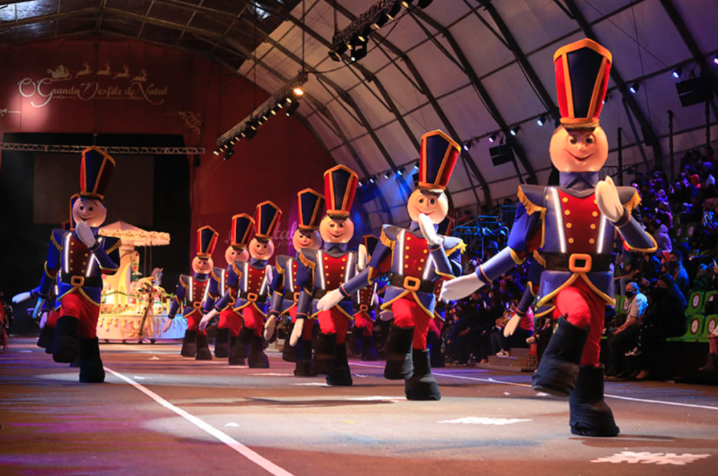 Soldadinhos desfilando no Grande Desfile de Natal no Natal Luz Gramado