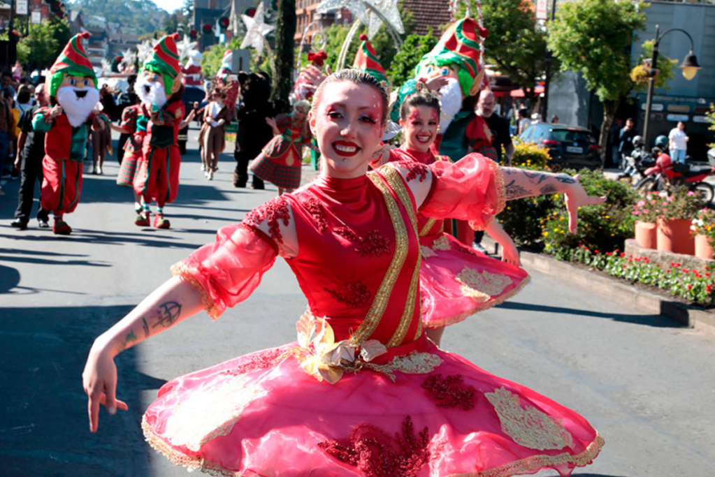 Desfile da Parada de Natal pela Avenida Borges de Medeiros no Natal Luz Gramado