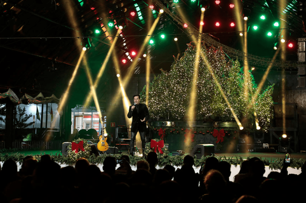 Apresentação no Palco da Rua Coberta no Natal Luz Gramado