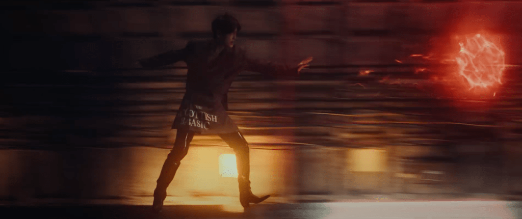 Cena do MV de "Chasing That Feeling" do álbum The Name Chapter: FREEFALL do TXT com Soobin