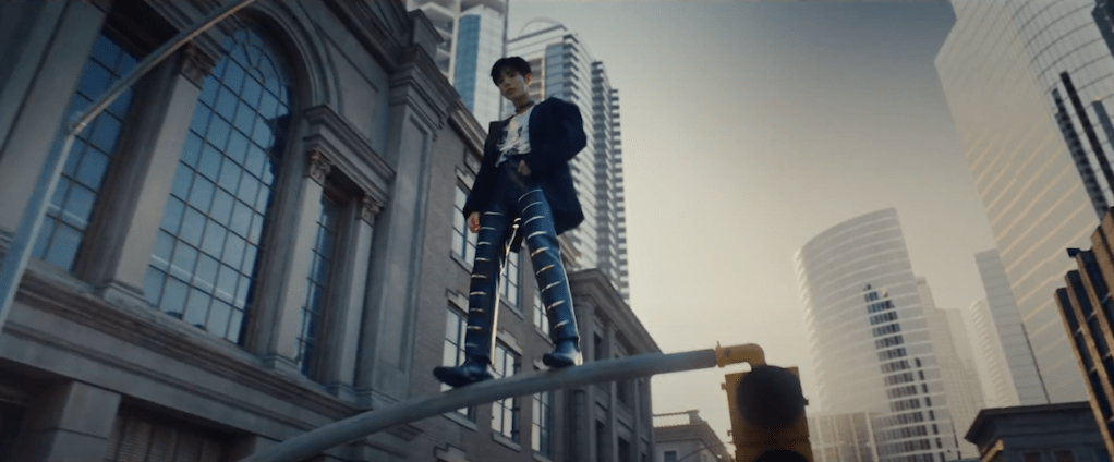 Cena do MV de "Chasing That Feeling" do álbum The Name Chapter: FREEFALL do TXT com Taehyun