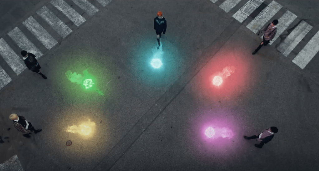 Cena do MV de "Chasing That Feeling" do álbum The Name Chapter: FREEFALL do TXT 