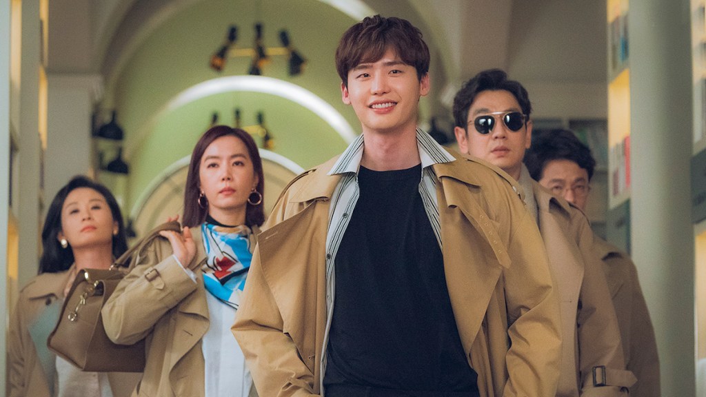 Cena de Romance is a Bonus Book com a equipe da editora de livros vestindo casacos bege