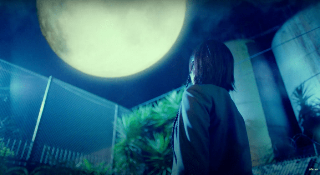 Cena do MV de "Baddie", uma das três titletracks do álbum I've Mine do IVE com a lua