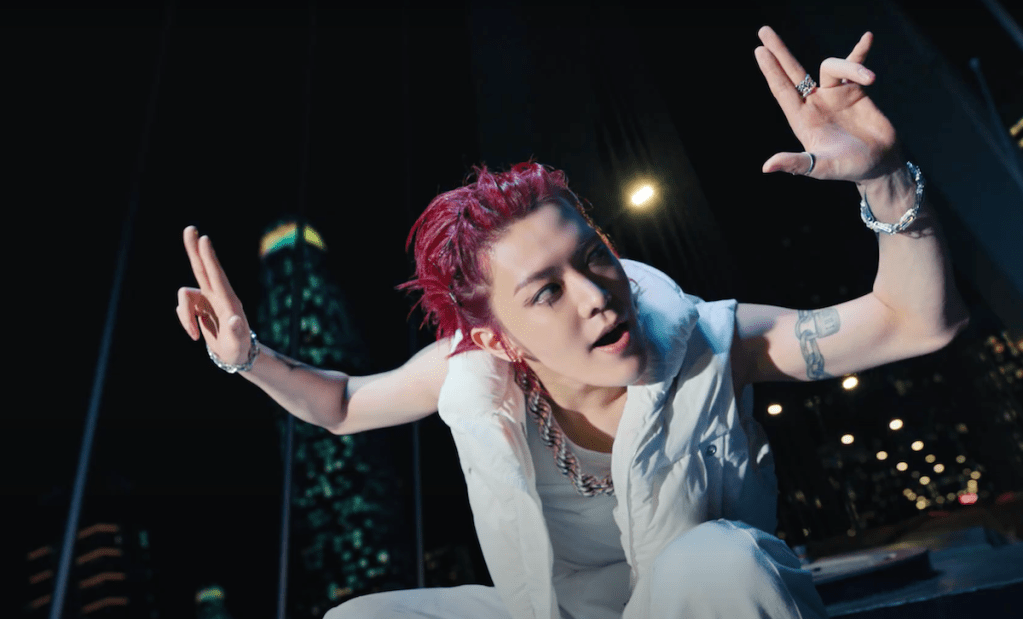 Cena do MV de Fact Check do novo álbum Fact Check do NCT 127, com Yuta em foco