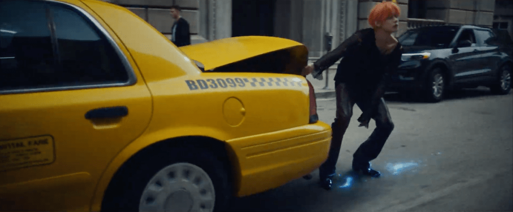 Cena do MV de "Chasing That Feeling" do álbum The Name Chapter: FREEFALL do TXT com Yeonjun