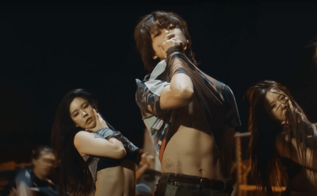 Cena do MV de Guilty com Taemin dançando um dos movimntos mais icônicos da coreografia