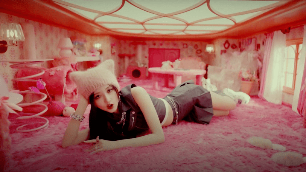 Cena do MV de "Baddie", uma das três titletracks do álbum I've Mine do IVE em quarto rosa