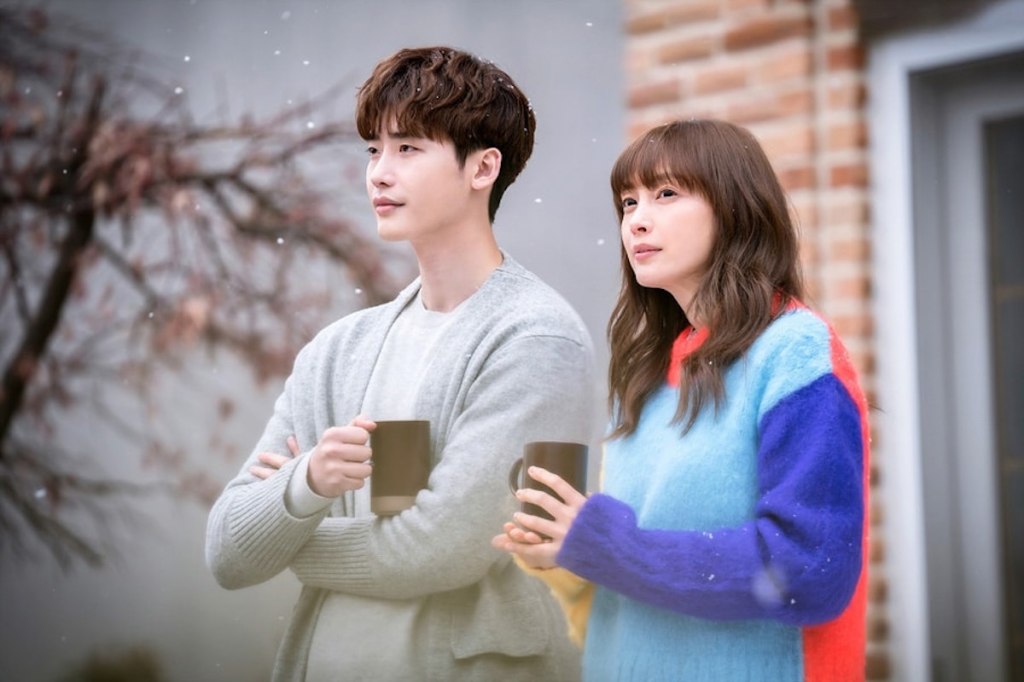 Cena de Romance is a Bonus Book com Cha Eun-Ho (Lee Jong-Suk) e Kang Dan-Yi (Lee Na-Young) tomando café do lado de fora de casa enquanto a neve cai