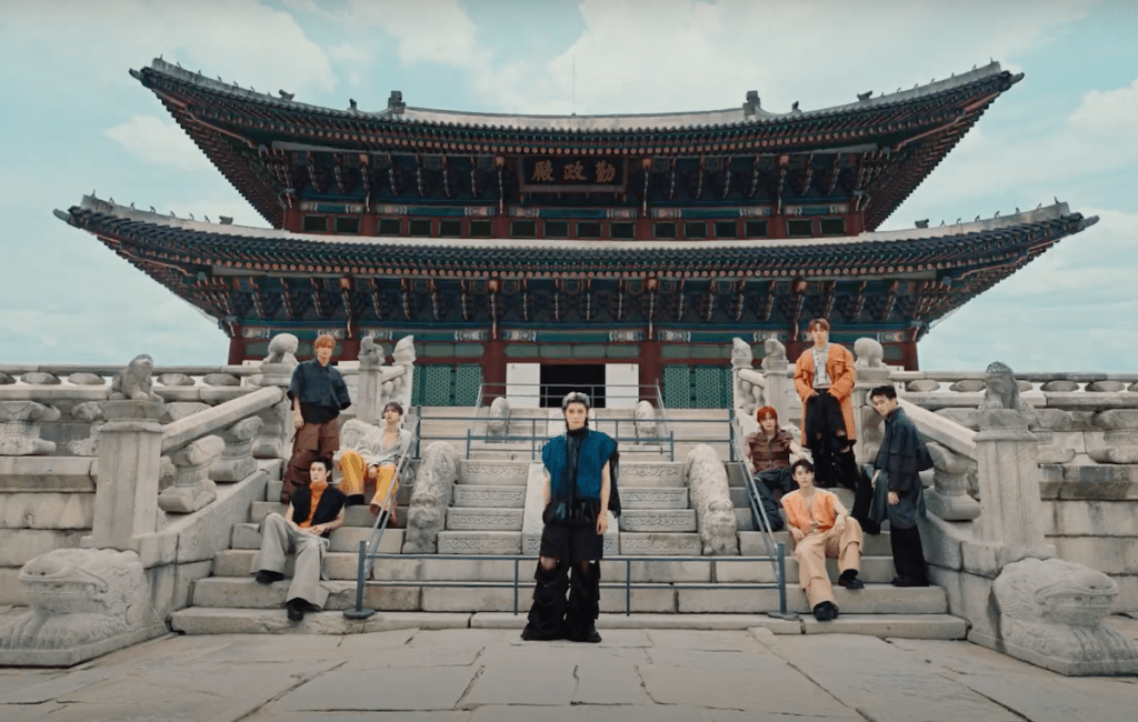 Cena do MV de Fact Check do novo álbum Fact Check do NCT 127, com todos os membros no Gyeongbok Palace