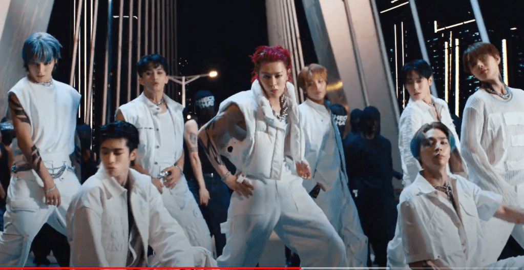 Cena do MV de Fact Check do novo álbum Fact Check do NCT 127, com todos os membros dançandoç