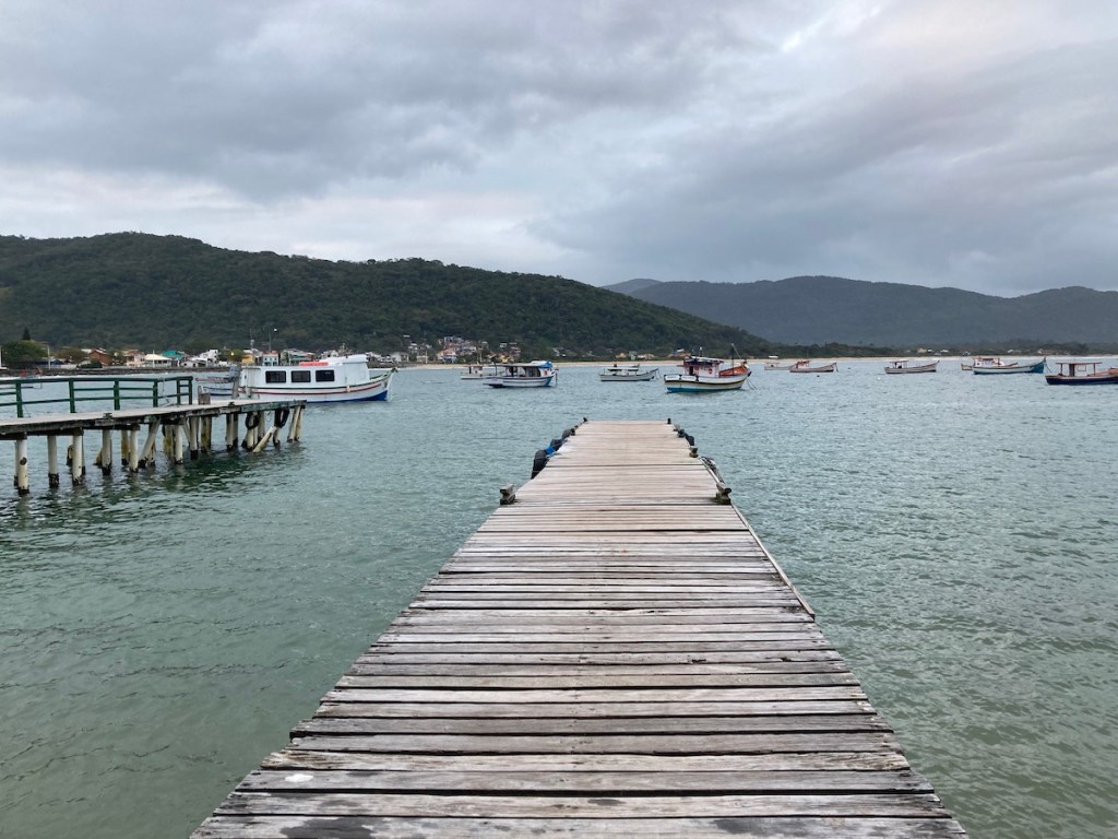 Praias em Florianópolis: imagem da Praia da Armação vista do píer