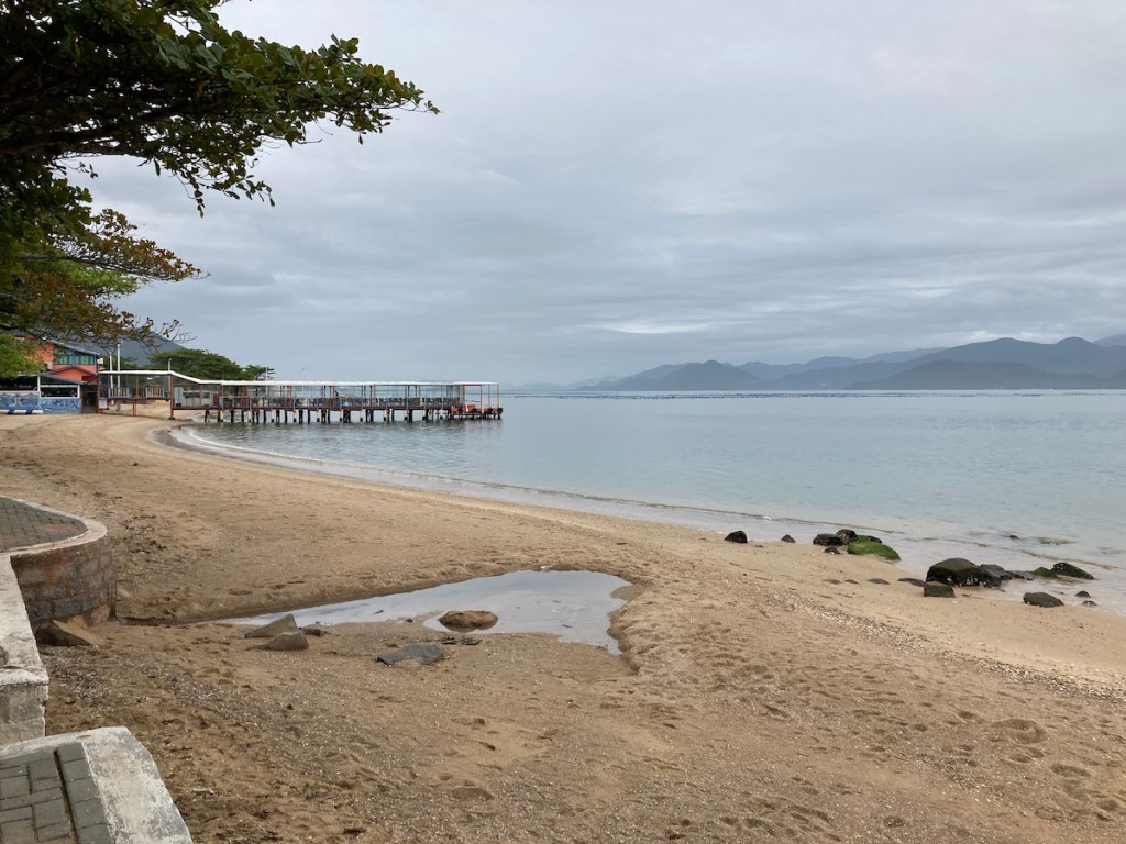 Praias em Florianópolis: imagem da Praia do Ribeirão da Ilha