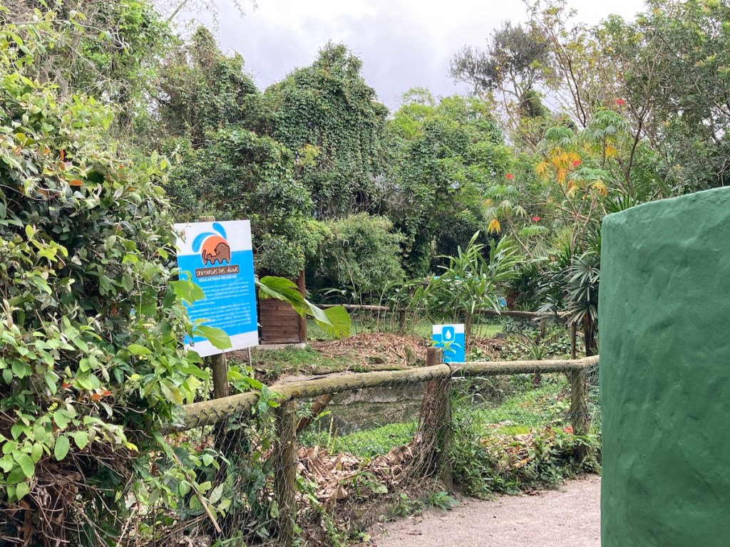 Trilha ecológica do Projeto Lontra em Florianópolis com placas expostas para contar mais sobre hábitos das lontras, furões e iraras