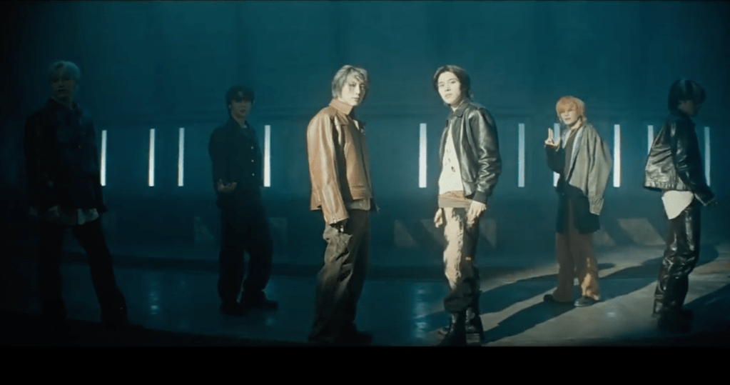 Cena do MV de "On My Youth" com os meninos do WayV olhando para a câmera