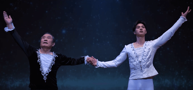 Cena do K-Drama Navillera com Deok-Chul e Chae-Rok no palco com roupas de balé