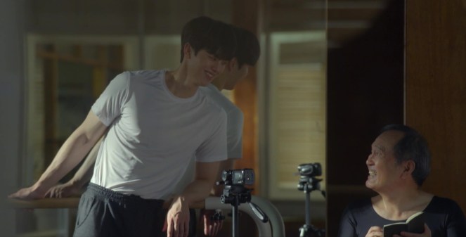 Cena do K-Drama Navillera com Deok-Chul e Chae-Rok sorrindo um para o outro