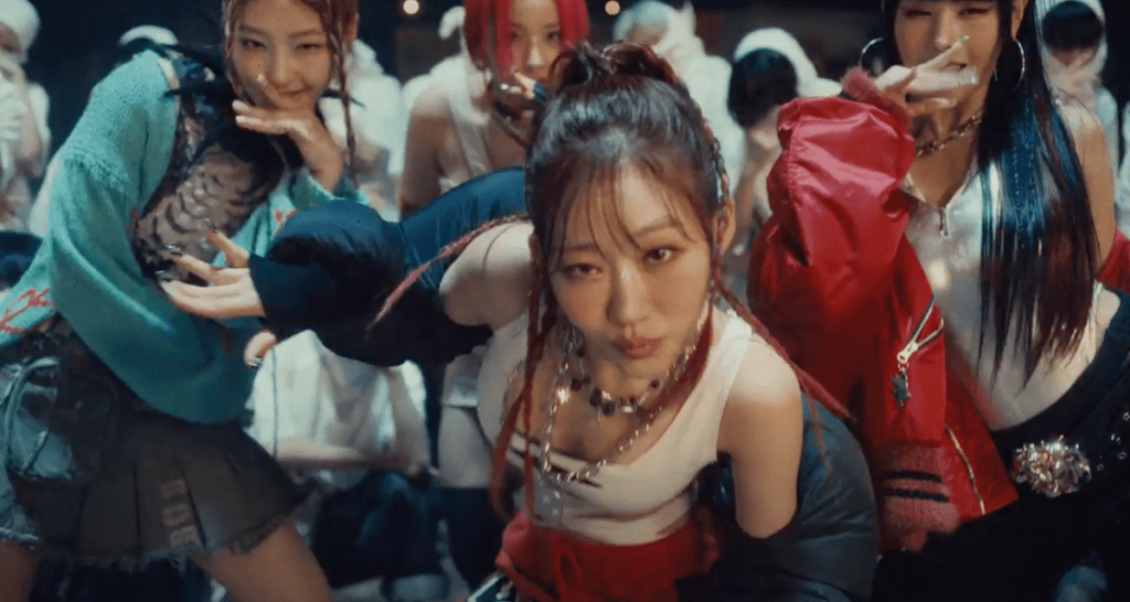 Cena do MV de "Bad News" do álbum Born to be XX do KISS OF LIFE com close em Haneul, Belle, Natty e Julie no centro