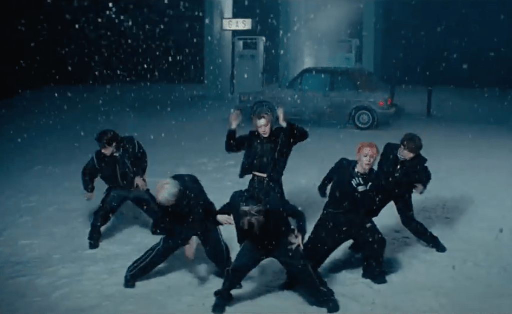 Cena do MV de "On My Youth" com os meninos do WayV dançando na neve