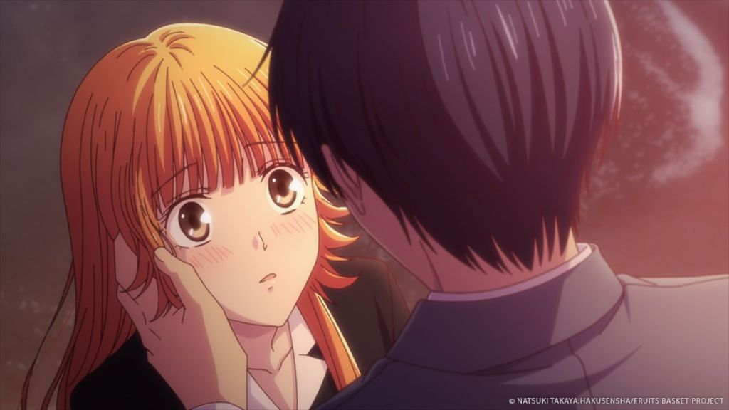 Cena do filme Fruits Basket: Prelude com Kyoko e Katsuya se olhando de perto