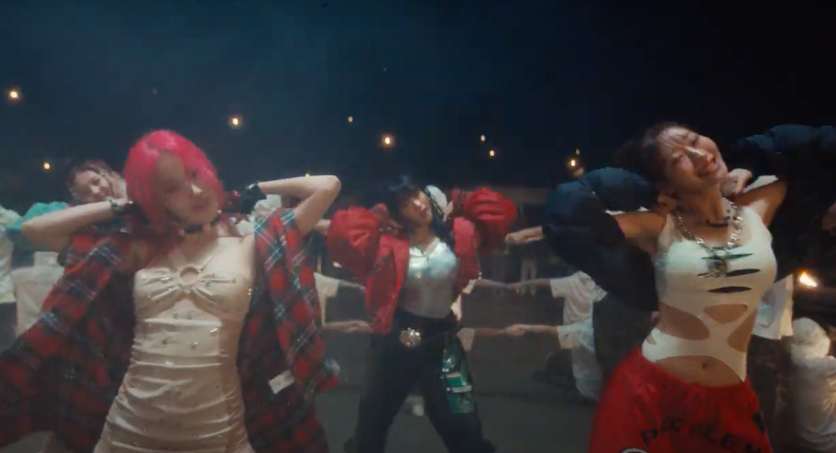 Cena do MV de "Bad News" do álbum Born to be XX do KISS OF LIFE com Haneul, Belle, Natty e Julie dançando