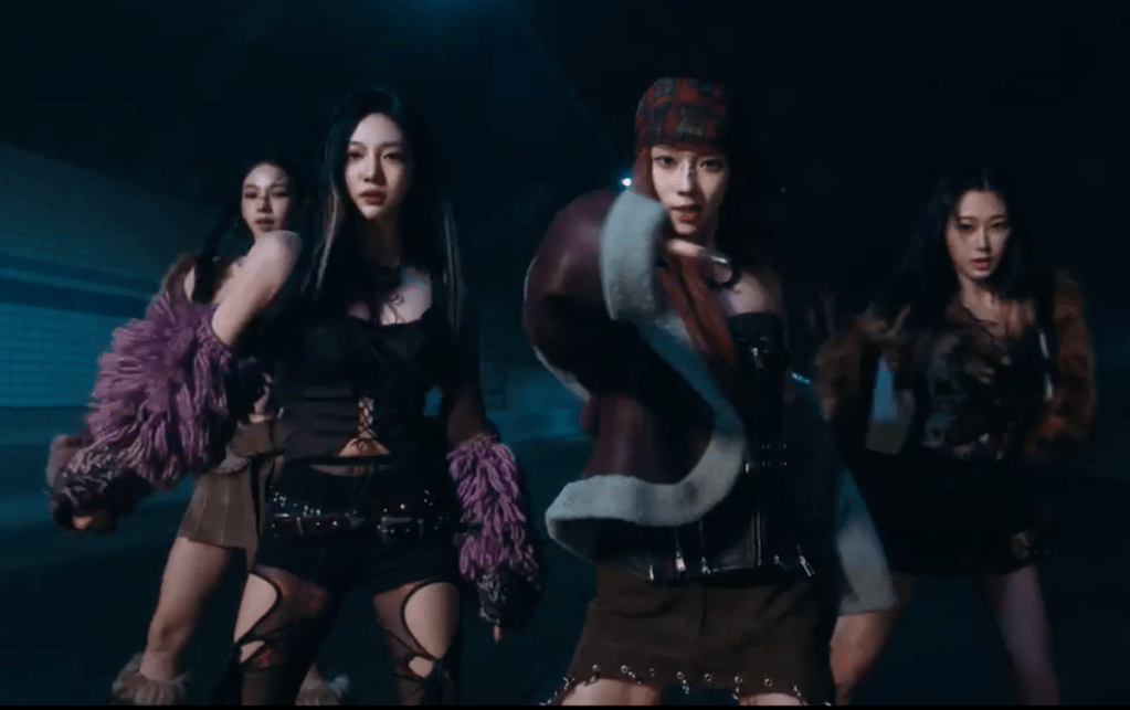 Cena do MV de "Drama", titletrack dio álbum Drama do grupo vespa com Karina, Ningning, Winter e Giselle dançando